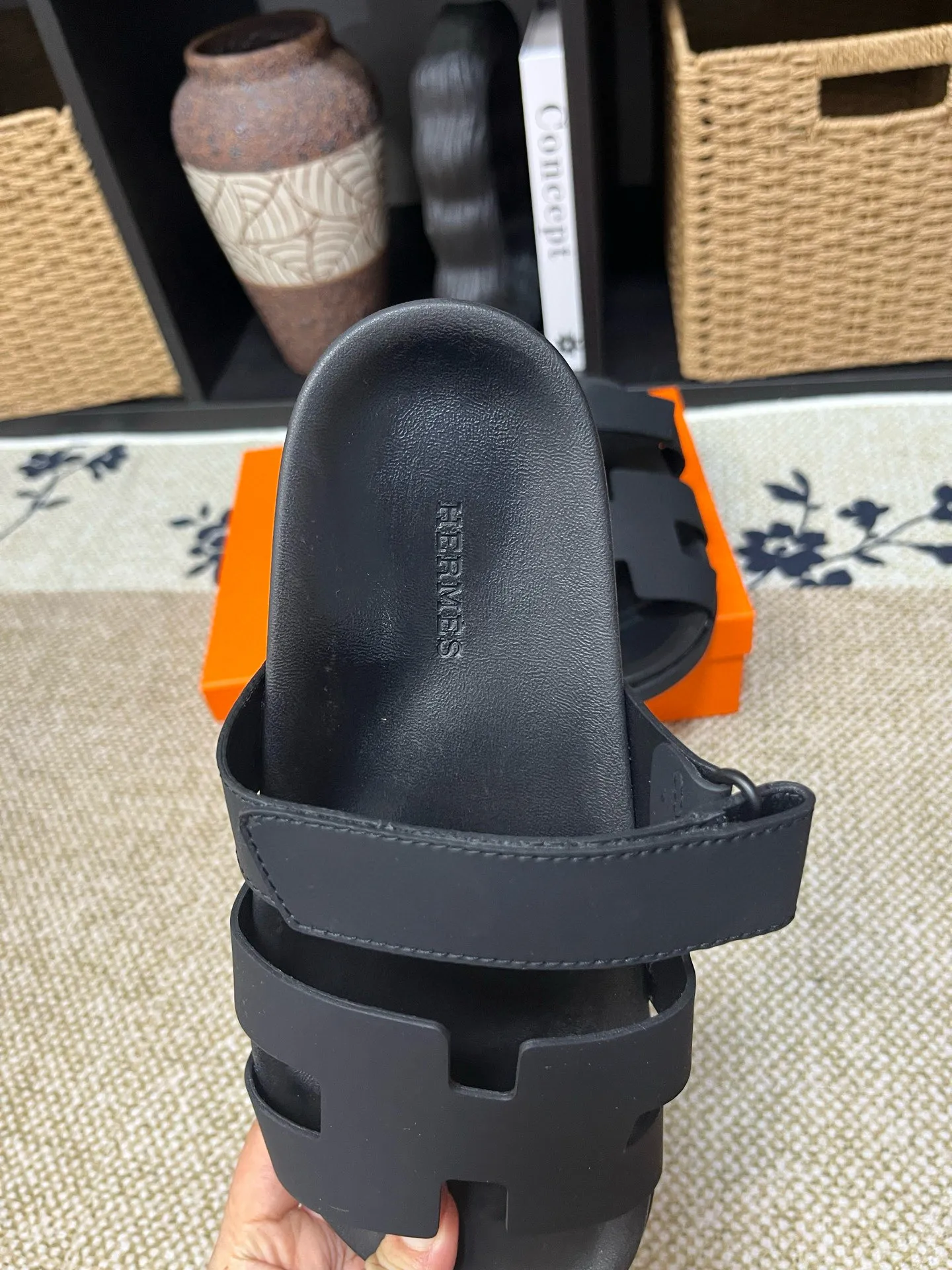 P300 Long-term stock Hermes men’s Kazimir slippers for couples - top quality woven calfskin functional sandals with intertwined uppers inspired by the “H” iconic pattern to create a casual look, perfect for summer. Imported cowhide + cowhide lining + TUP outsole Size: 35-46